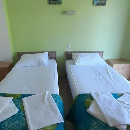 Guest house Pansion Platana Glossa