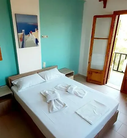 Guest house Pansion Platana Glossa